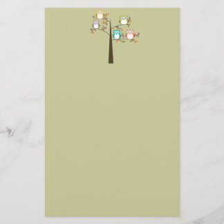 かわいらしい木のカラフルなフクロウ 便箋