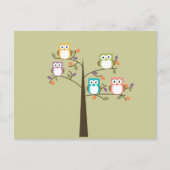 かわいらしい木のカレンダーのカラフルなフクロウ ポストカード (正面)
