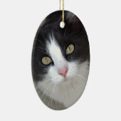 かわいらしい灰色および白い猫 セラミックオーナメント (右)