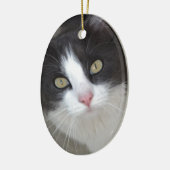 かわいらしい灰色および白い猫 セラミックオーナメント (左)