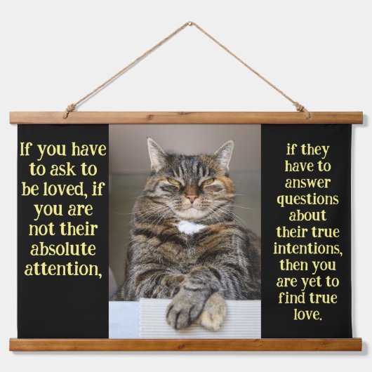 かわいらしい猫見ている 吊り下げ型タペストリー (正面)