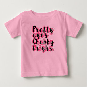 かわいらしい目のぽっちゃりした腿のおもしろいな女の赤ちゃんのワイシ ベビーTシャツ