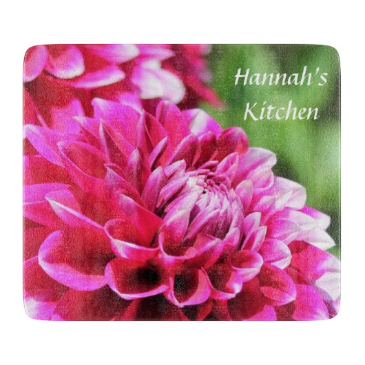 かわいらしい紫色のダリアのパーソナライズなまな板 カッティングボード (正面)