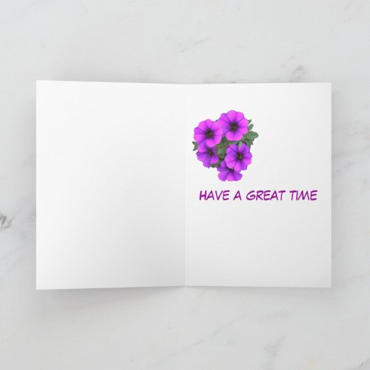 かわいらしい紫色の花の誕生日は彼女の名前の前部を加えます カード (内部)