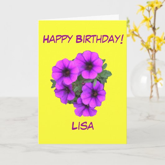 かわいらしい紫色の花の誕生日は彼女の名前の前部を加えます カード (黄色い花)