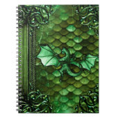 かわいらしい緑ドラゴンのはかりで測られた古代巻の魔法の本 ノートブック (正面)
