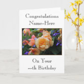 かわいらしい花、名前をカスタムするおよび年齢のバースデー・カード カード (黄色い花)