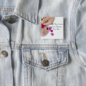 かわいらしい赤紫のピンクのバラのペディキュアのサロン 缶バッジ (インサイチュ)