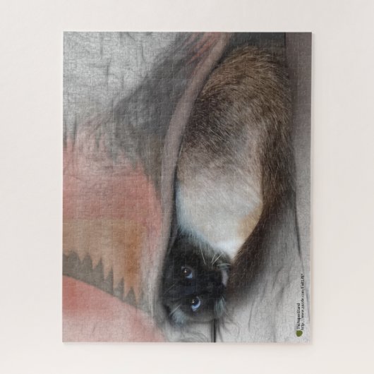 かわいらしい青い目のシャム猫が覗き込む ジグソーパズル (縦)