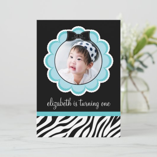 かわいらしい黒およびティール(緑がかった色)の誕生日のパーティの招待状 招待状 (スタンド正面)