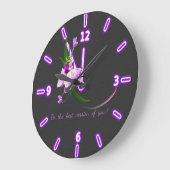 かわいらしくエレガントな紫色の花黒い背景 ラージ壁時計 (傾斜)