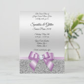 かわいらしく上品な薄紫の弓及び銀のグリッターのプロム 招待状 (スタンド正面)