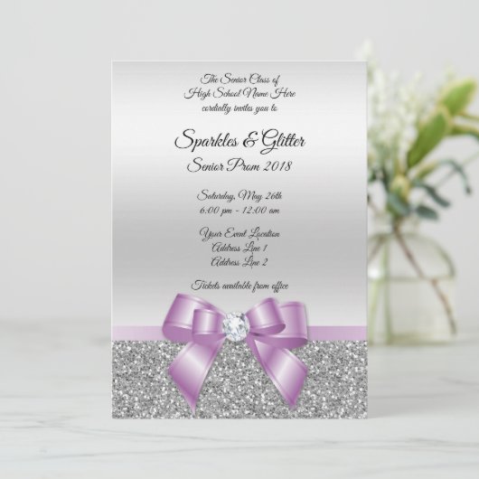 かわいらしく上品な薄紫の弓及び銀のグリッターのプロム 招待状 (スタンド正面)