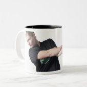 かわいらしく若いコーカサス地方の女性はaを身に着けています ツートーンマグカップ (正面左)