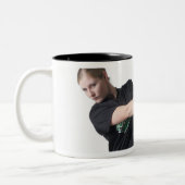 かわいらしく若いコーカサス地方の女性はaを身に着けています ツートーンマグカップ (左)