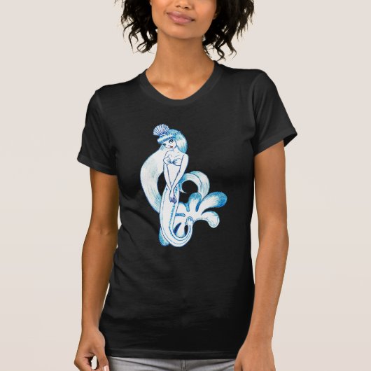 かわいらしく青い人魚の淡いブルーの背景 Tシャツ (正面)