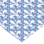 かわいらしく青および白いFrench Fleur de Lys テーブルクロス (アングル)