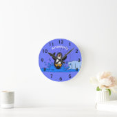 かわいらしく飛び跳ねるペンギンの漫画イラストレーション ラウンド壁時計 (ホーム)