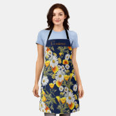 かわいらしカモミール&ポピーパーソナライズされたズ エプロン (着用した状態)
