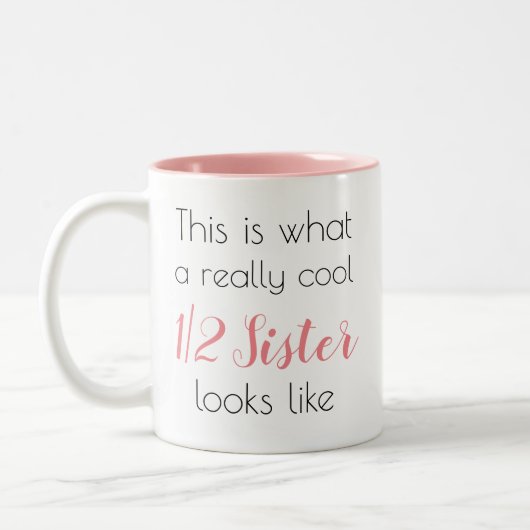 かわいらしガーリー妹がパーソナライズされた可愛い ツートーンマグカップ (左)