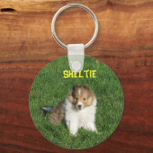 かわいらしシェットランド・ シープドッグの子犬が草のキーチェーンに座って キーホルダー (正面)