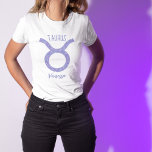 かわいらしタウロス星占カスタム病サイン紫色の女性 Tシャツ<br><div class="desc">紫とラベかわいらしンダーのTaurusの女性のTシャツは〔占星術の〕十二宮図から占星術のの看板を星座のように美しい輝きで飾る。4月カスタマイズ末か5月初めのお誕生日の人のための美しい草書にあなたの名前を付けたこのかわいいティーギフト。</div>