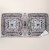 かわいらしピンク色のアステカインスパイア模様 ビーチタオル (正面)