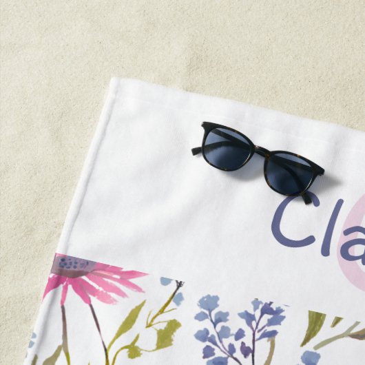 かわいらしフローラ野パターン（の模様が）ある花モノグラムの ビーチタオル (インサイチュ)