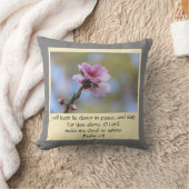 かわいらしフローラ、桃の花、w節(詩篇4:8) クッション (ブランケット)