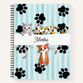 かわいらし子猫と足、青いストライプの螺旋 ノートブック (正面)