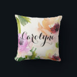 かわいらし水彩花パーソナライズされた枕 クッション<br><div class="desc">カラフル水彩花と書の台本を特徴とするカスタマイモダンズ枕。このフローラ枕は贈り物やカラフルのアクセントとして最適な部屋。</div>