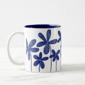 かわいらし花 – ネイビーブルー ツートーンマグカップ (左)