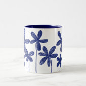 かわいらし花 – ネイビーブルー ツートーンマグカップ (中央)