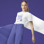 かわいらし蠍座星占い標識カスタム誕生日 Tシャツ<br><div class="desc">紫とラベかわいらしンダーの蠍座Tシャツは、〔占星術の〕十二宮図からのあなたのサイン占星術のを、星座のような美しい輝きで特色づける。10月カスタマイズ末か11月初めの誕生日を迎える人に対しパーソナライズされた、美しい草書で自分の名前を冠したかわいい贈り物。</div>