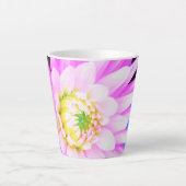 かわいらしPink、White、Yellow Cactus Dahliaマクロ カフェラテマグ (正面)