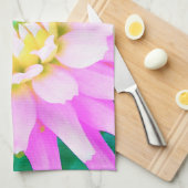 かわいらしPink、White、Yellow Cactus Dahliaマクロ キッチンタオル (四つ折り)