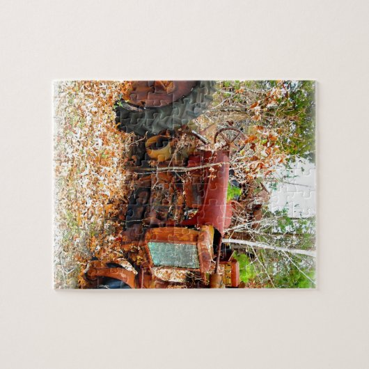 がらくた部品置き場の古く素朴な農場トラクター ジグソーパズル (横)