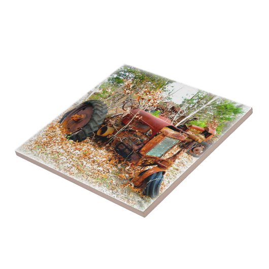 がらくた部品置き場の古く素朴な農場トラクター タイル (側面)