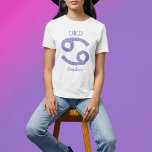 がんかわいらし星占い徴候パーソナライズされた誕生日 Tシャツ<br><div class="desc">紫とラベかわいらしンダーのCancer Tシャツパーソナライズされたは、〔占星術の〕十二宮図からのあなたのサインが星座のように美しい輝きで占星術のす。6月カスタマイズ末か7月の初め頃の誕生日の人のための美しい草書きにあなたの名前を付けたこのかわいいティーギフト。</div>