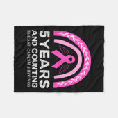 がんを克服したT型5年がんフリーピンクのレインブ フリースブランケット (正面(横))