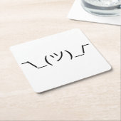 きざな肩をすくめるしぐさの¯ \ _(ツ) _/¯の固体黒 スクエアペーパーコースター (アングル)