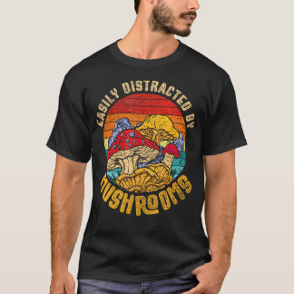 きのこに簡単に気を取られる きのこ狩り Tシャツ