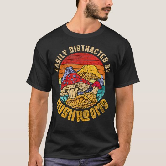 きのこに簡単に気を取られる きのこ狩り Tシャツ (正面)