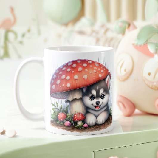 きのこの傘の下にかわいいハスキーの子犬 コーヒーマグカップ