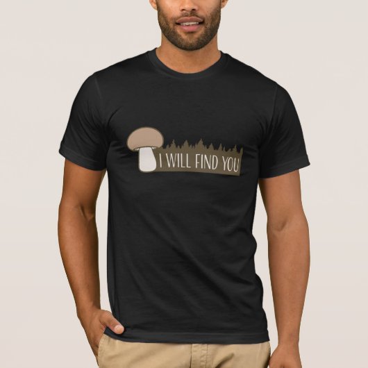 きのこ探しに燃える 森のネイチャーユーモア Tシャツ (正面)