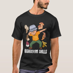 きのこ狩り愛好家の男フギ きのこを採集する Tシャツ