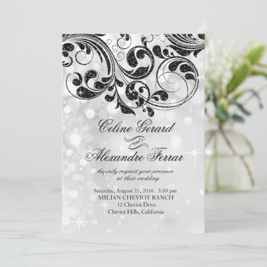 きらきらとした装飾的な曲線が偽のメタリックな銀色のボケ背景に 招待状 (スタンド正面)