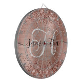 きらきらと輝くローズゴールドの豪華なモノグラム ダーツボード (正面左)