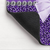 きらきら光るなエレガントな弓フェイクなダイヤモンドを持つ紫色のヒョウ マウスパッド (コーナー)