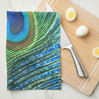 きらびやかで青い孔雀の羽の静物画 キッチンタオル